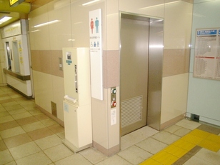 自動ドア（横浜市営地下鉄駅構内多目的トイレ）